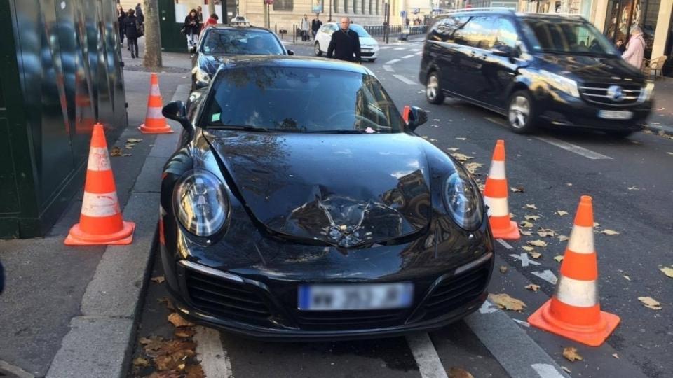 Во Франции саперы по ошибке вскрыли припаркованный Porsche (ФОТО)