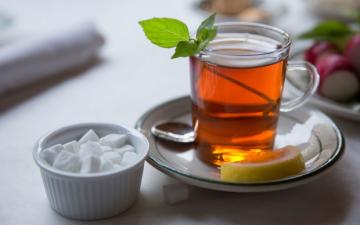 Три причины отказаться пить чай с сахаром
