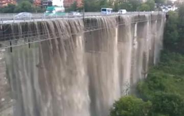 Ливень превратил мост в Каменце-Подольском в настоящий водопад (ВИДЕО)